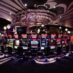 クラブDJ、そしてあたかもここはクラブのように、ダンスミュージックが流れ出し踊るように遊ぶホール。エモーショナルなインテリアはスロットの臨場感を盛り上げます。