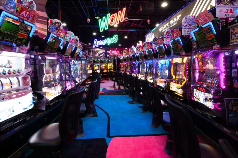 新しい時代の新しいパチンコショップ。パチンコをやらない人にも『刺さるデザイン』が必要！新しい顧客を誘引するデザインでマンネリに陥りがちなお客様に風穴を開ける。ARTのスパイスを効かせたデザインの力。