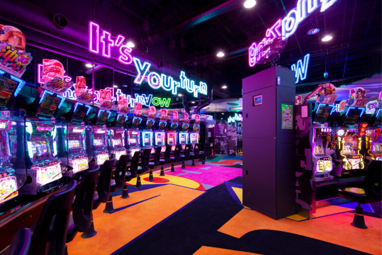 新しい時代の新しいパチンコショップ。パチンコをやらない人にも『刺さるデザイン』が必要！新しい顧客を誘引するデザインでマンネリに陥りがちなお客様に風穴を開ける。ARTのスパイスを効かせたデザインの力。