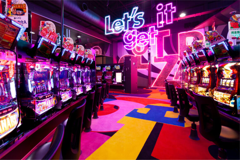 新しい時代の新しいパチンコショップ。パチンコをやらない人にも『刺さるデザイン』が必要！新しい顧客を誘引するデザインでマンネリに陥りがちなお客様に風穴を開ける。ARTのスパイスを効かせたデザインの力。