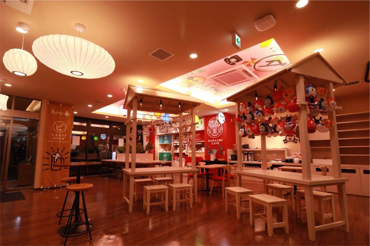 駄菓子×ホテル！？Z世代の心を掴む「DAGASHI CAFE」ホテルロビーのデザインを担当させていただきました