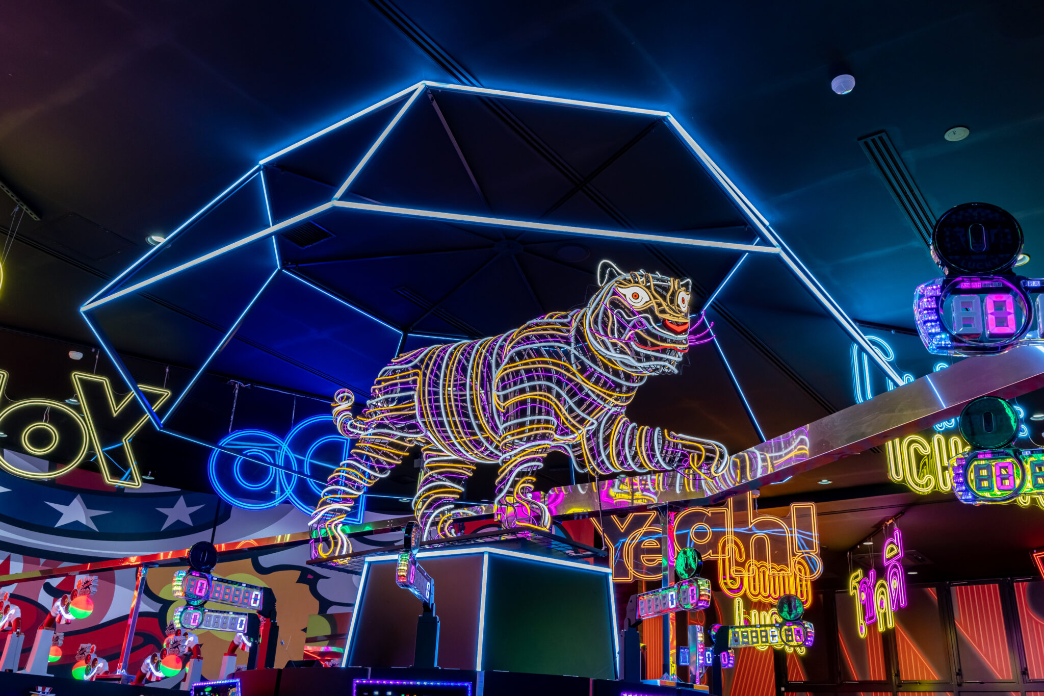 白虎のLEDモニュメント | LED 3Dアート | 株式会社東京オデッセイ 一級