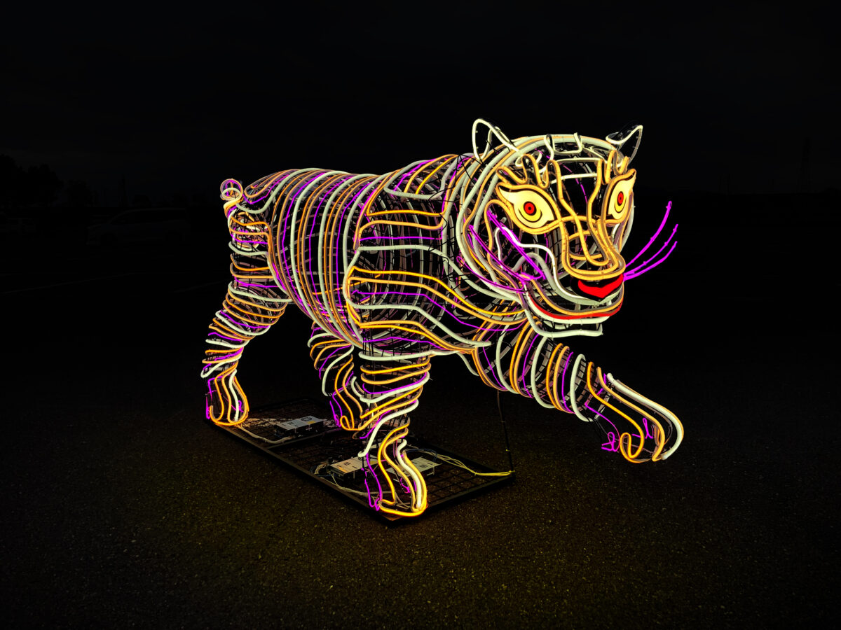 朱雀のLEDモニュメント