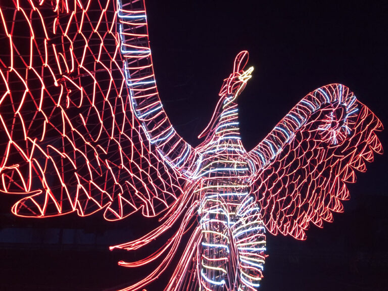 朱雀のLEDモニュメント